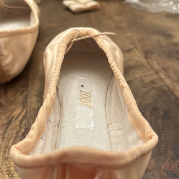Brand new 3007 Nikolay pointe shoes (71/2, XXX, M) - Picture 12 of 16